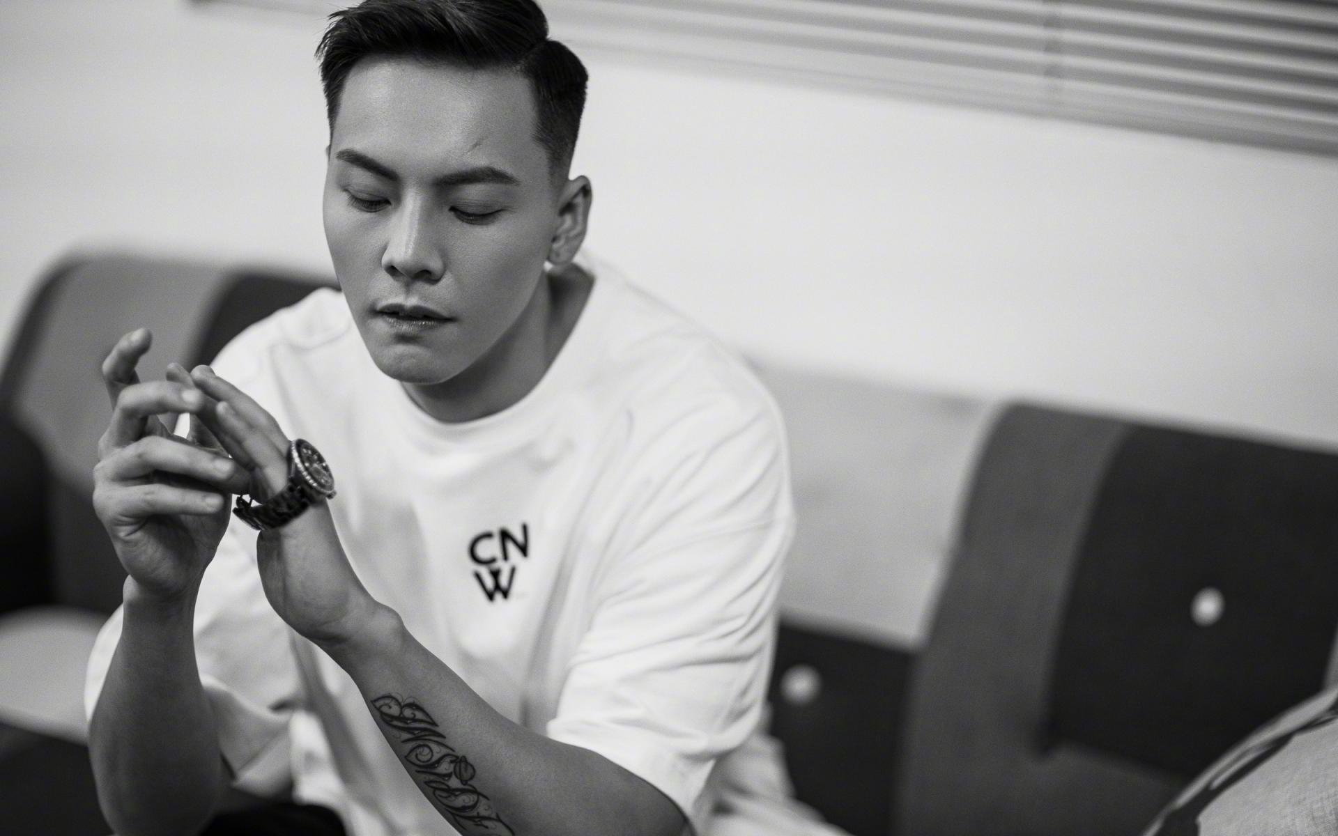 “缆绳滑水：东桃花岛赛场新风尚，水面竞速超越极限”