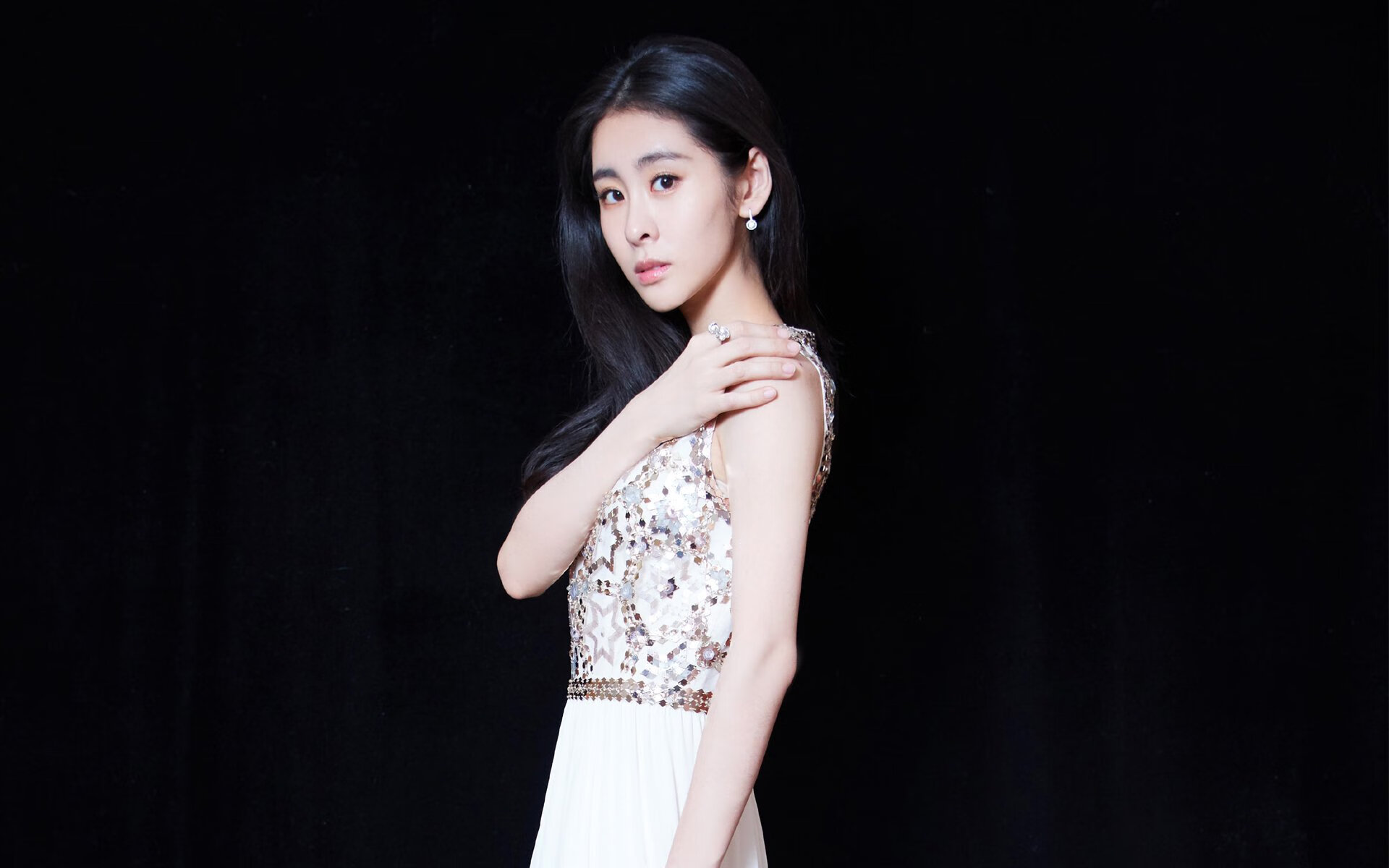 “高新体育中心:篮球赛精彩不断,决战即将来临”