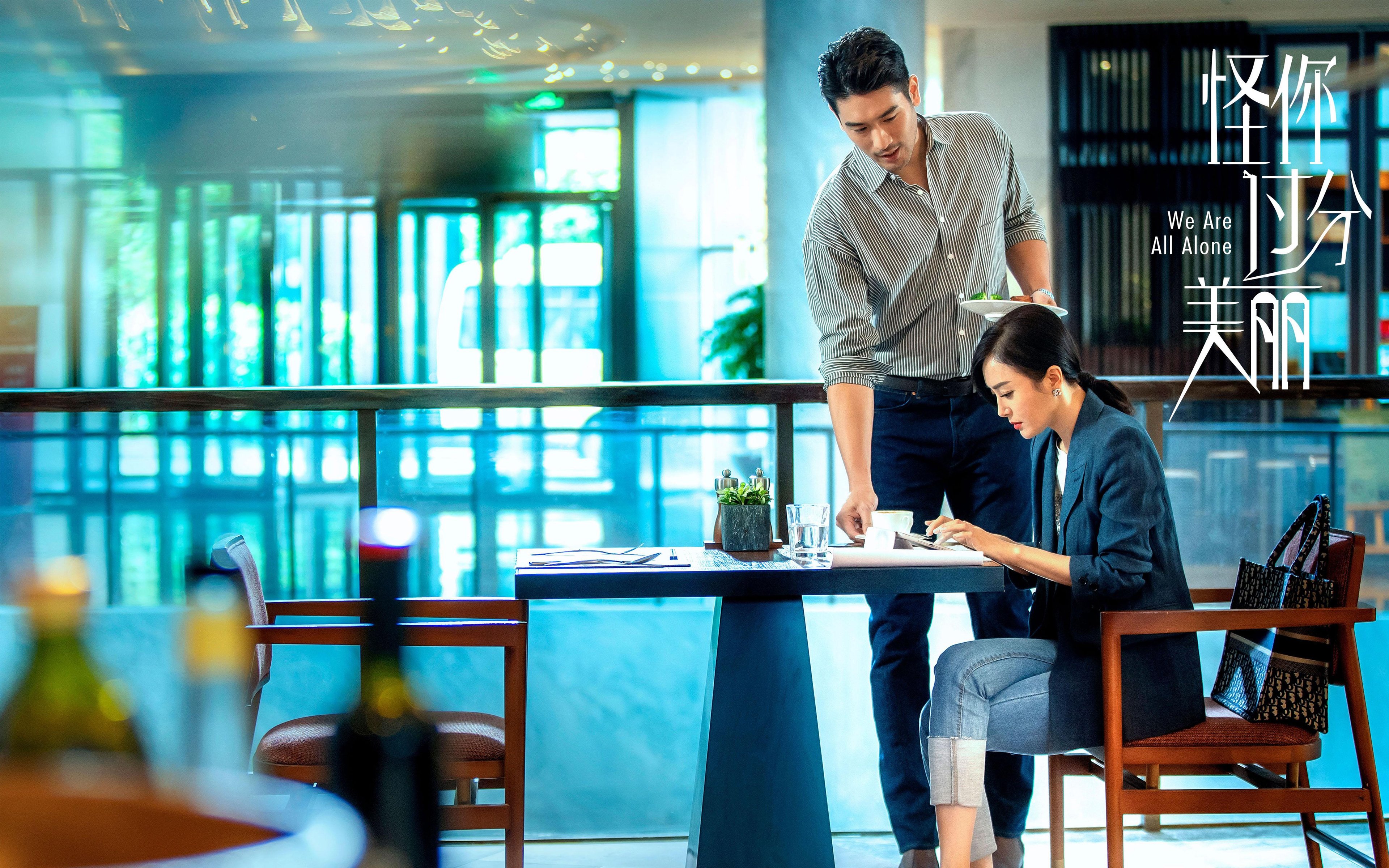 澳大利亚接力队赛后感谢团队支持与鼓励,澳大利亚女子游泳接力队员