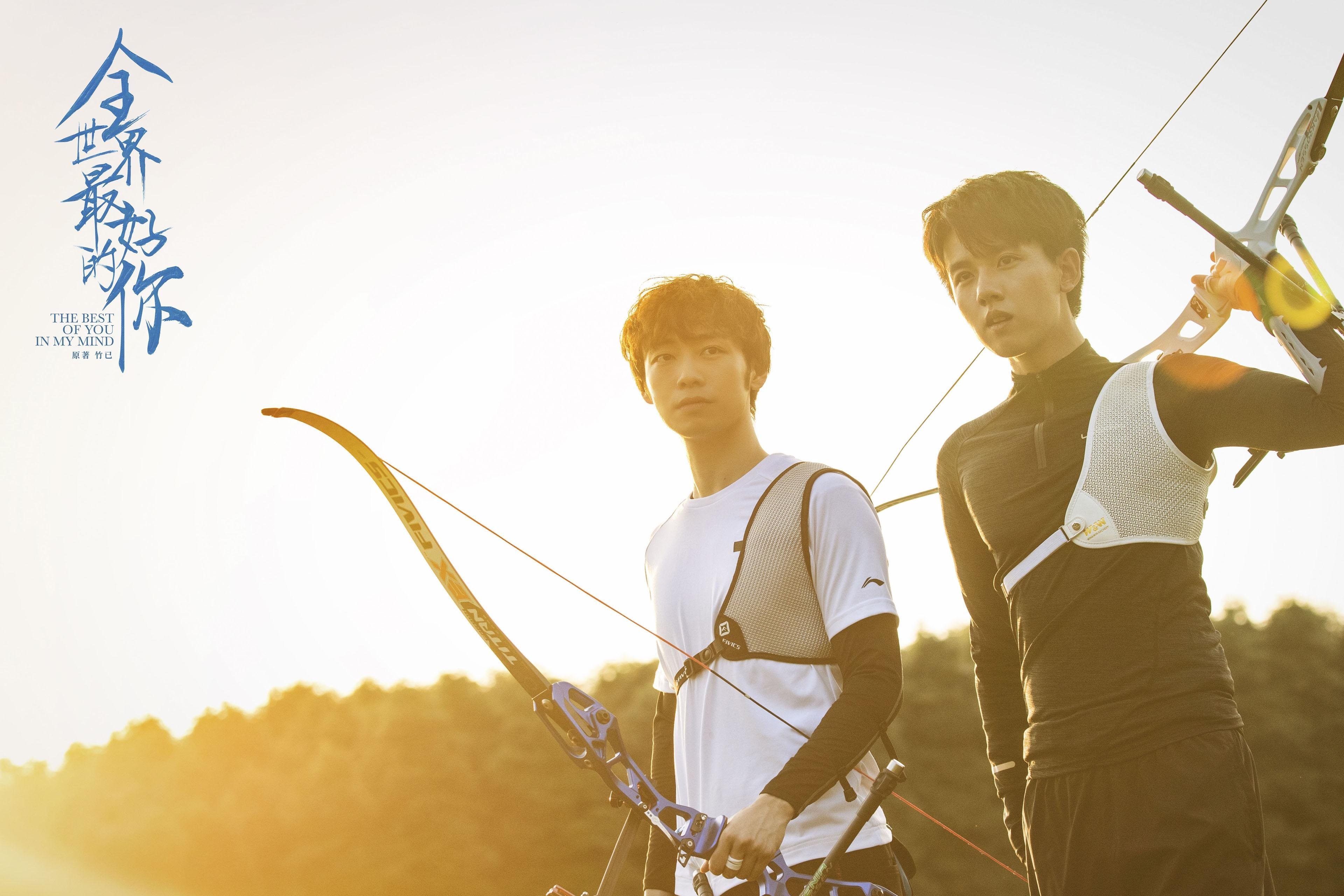 记者会现场气氛紧张主教练回应关键问题言辞谨慎，记者会主持人