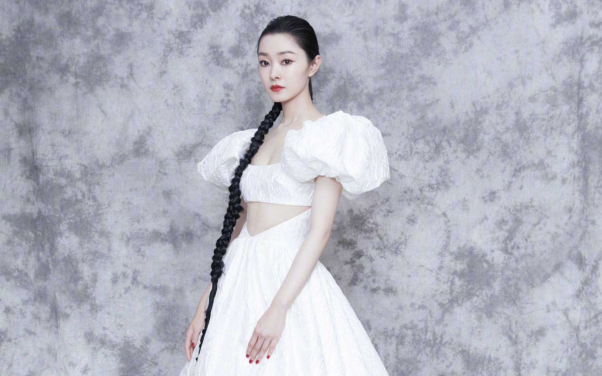 跳水动作优雅精准，入水水花极小，跳水动作教程