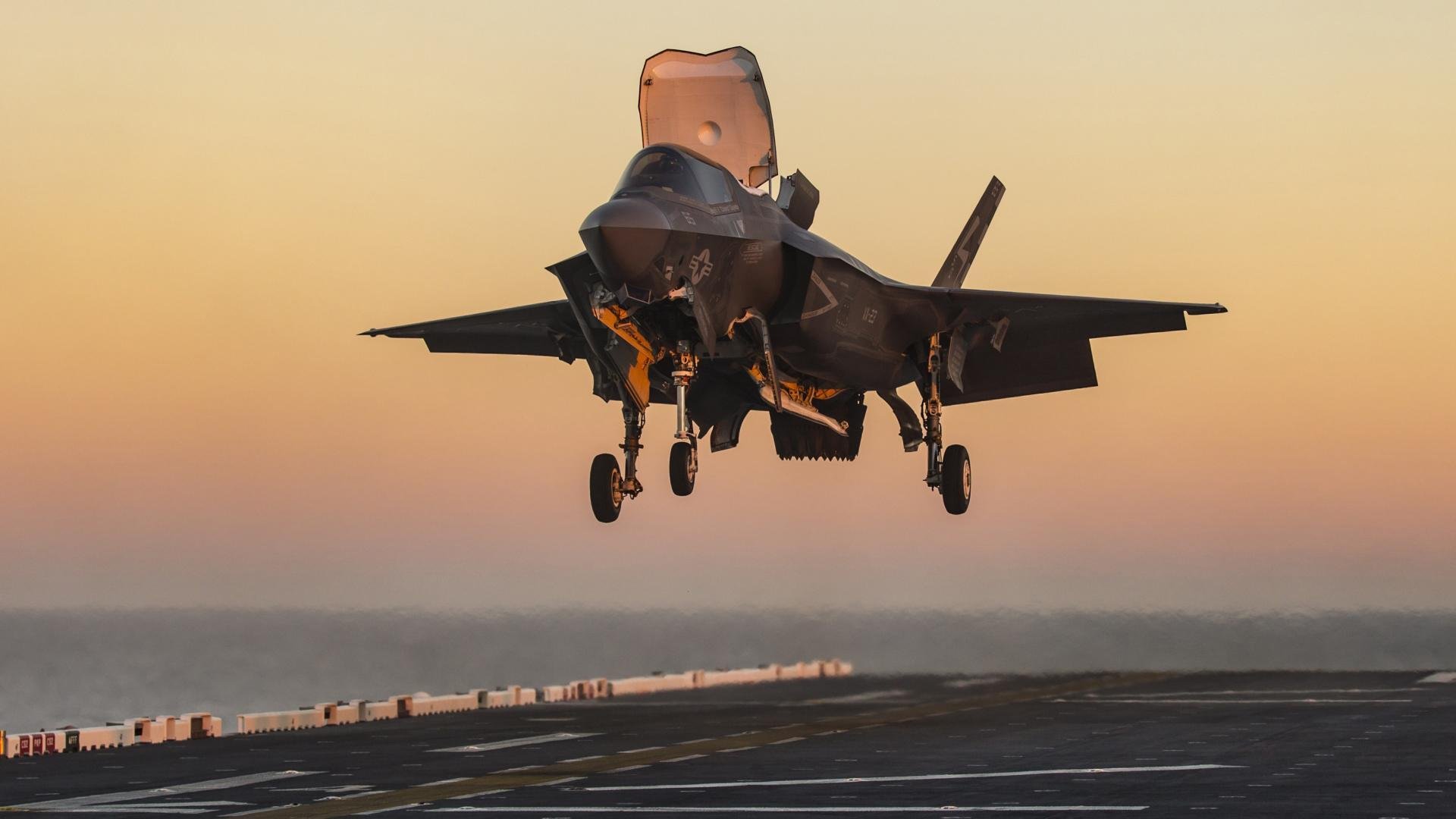 里根·史密斯泳姿优雅引发媒体关注，里根 史密斯